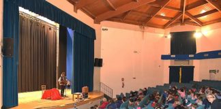 Il “cantafavole” Gianluca Lalli conquista l’Auditorium di Comunanza