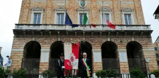 Macerata, il sindaco Carancini commemora le vittime del Covid-19 al suono de “Il silenzio”