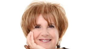 Tau, Lella Costa in scena con “La vedova Socrate” a Pesaro e Ascoli Piceno