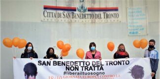 San Benedetto, uno striscione in Comune per dire “no” alla tratta di esseri umani