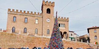 Mondolfo, 73mila metri di lana per l’albero di Natale di 7 metri realizzato a uncinetto