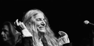 Auguri Patti Smith, i 74 anni della poetessa del rock