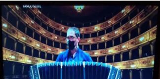 Daniele Di Bonaventura in un teatro vuoto