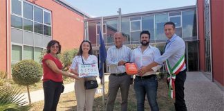Spinetoli, due futuri sposi donano un defibrillatore alla scuola Pertini. Una donazione al posto delle bomboniere