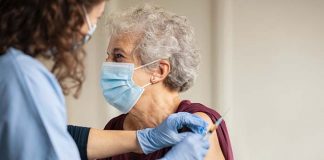 Vaccini, terza dose per gli over 80. Prenotazioni al via da lunedì 4 ottobre