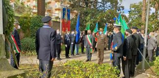 San Benedetto, il sindaco Spazzafumo depone una corona d’alloro davanti al Monumento ai Caduti