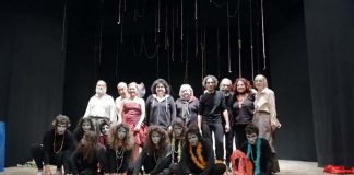 Ripatransone, lo spettacolo “L’isola delle scimmie” conquista il Teatro Mercantini