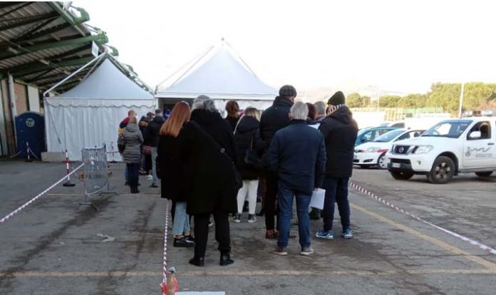 2022-01-08_vaccino fila