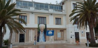 Grottammare, una gigantografia in piazza Kursaal per ricordare la nascita del poeta Franco Loi