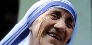 Una statua di Santa Teresa di Calcutta nell’area verde di viale dello Sport