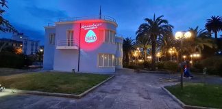 Giornata della donazione e del trapianto, Palazzina e Monumento al Pescatore s’illuminano di rosso