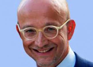 Una panchina al molo sud in memoria di Luca Vignoli ad un anno dalla sua scomparsa