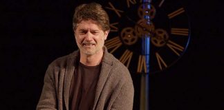 Ascoli Piceno, Ettore Bassi in scena al Teatro Romano con “Il mercante di luce” di Roberto Vecchioni