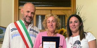 Colli del Tronto, l’Aido e il sindaco Cardilli consegnano una targa alla mamma di Emanuele Ciarrocchi