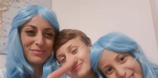 La mamma dai capelli blu