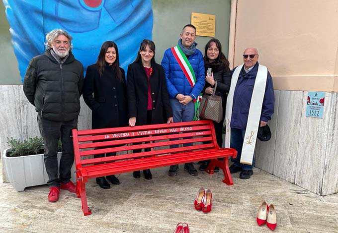 2022-11-26_una panchina rossa contro la violenza sulle donne 2