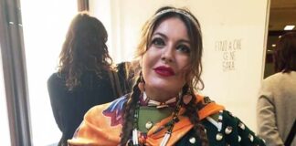 Raffaella Milandri in abito Crow per la laurea in antropologia: «Dedicata alle vittime dei collegi indiani»