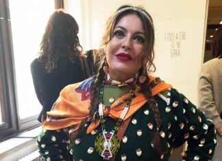 Raffaella Milandri in abito Crow per la laurea in antropologia: «Dedicata alle vittime dei collegi indiani»