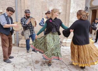 A Castignano rivive la tradizione dello “Scacciacrocchie” con il gruppo Pozza I Bbé