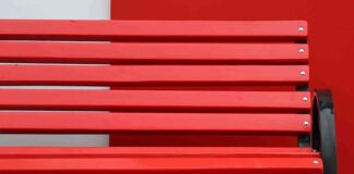 Ascoli inaugura in viale Vellei una nuova panchina rossa contro la violenza sulle donne