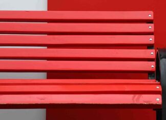 Ascoli inaugura in viale Vellei una nuova panchina rossa contro la violenza sulle donne