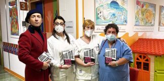Mario Vespasiani dona il suo libro ai bambini del reparto pediatria del Madonna del Soccorso