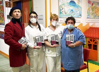 Mario Vespasiani dona il suo libro ai bambini del reparto pediatria del Madonna del Soccorso