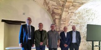 “Una corsa… dal mare verso il mare”, un secolo di bicicletta tra il Tirreno e l’Adriatico nel libro di Stefano Novelli Nella foto, da sinistra: Antonio Rondinone, Antonio Spazzafumo, Stefano Novelli, Domenico Pellegrino, Raffaele Travaglini