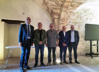 “Una corsa… dal mare verso il mare”, un secolo di bicicletta tra il Tirreno e l’Adriatico nel libro di Stefano Novelli Nella foto, da sinistra: Antonio Rondinone, Antonio Spazzafumo, Stefano Novelli, Domenico Pellegrino, Raffaele Travaglini