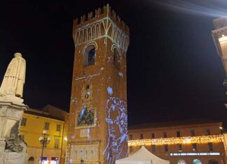 Recanati, aperto con successo il Natale 2023. Inaugurato il videomapping della Torre del Borgo