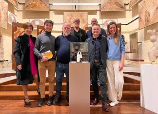“Vino e Arte” a Montefiore, bottiglia artistica di Sandro Cianni esposta al Polo Museale di San Francesco