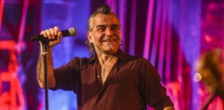 Musicultura 2024, il Lauro Rossi si inginocchia a Piero Pelù:«La musica salva le nostre anime»