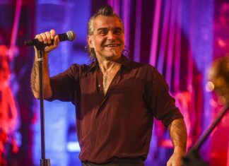 Musicultura 2024, il Lauro Rossi si inginocchia a Piero Pelù:«La musica salva le nostre anime»