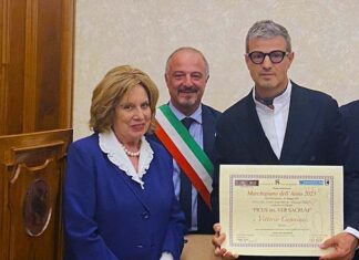 Lo stilista Vittorio Camaiani riceve in Senato il Premio Marchigiano dell’anno