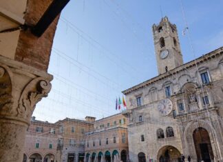 Ascoli, si accendono le luminarie nel centro storico. Appuntamento domenica in Piazza del Popolo