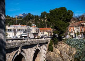 Tenta di lanciarsi nel vuoto dal Ponte Nuovo, donna salvata dalla Polizia Locale di Ascoli Piceno