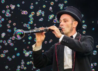 Un concerto per bolle di sapone, appuntamento con Michele Cafaggi nei teatri di Ascoli e Macerata