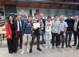 Gli studenti del Liceo Classico Leopardi vincono la medaglia d’oro al campionato regionale di scacchi