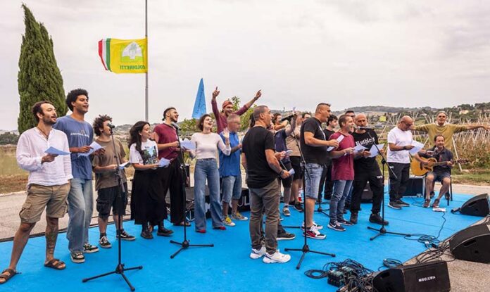 2025-09-12_I vincitori di Musicultura cantano con i detenuti La casa in riva al mare con Ezio Nannipieri alla chitarra 1