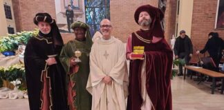 I Magi alla Ss. Annunziata con i costumi storici del Palio del Duca. Don Alfredo: «Un incontro per riflettere sul Natale»