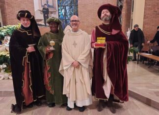 I Magi alla Ss. Annunziata con i costumi storici del Palio del Duca. Don Alfredo: «Un incontro per riflettere sul Natale»