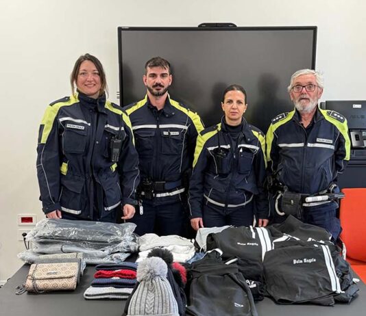 Merce contraffatta al mercato di San Benedetto, sequestro della Polizia