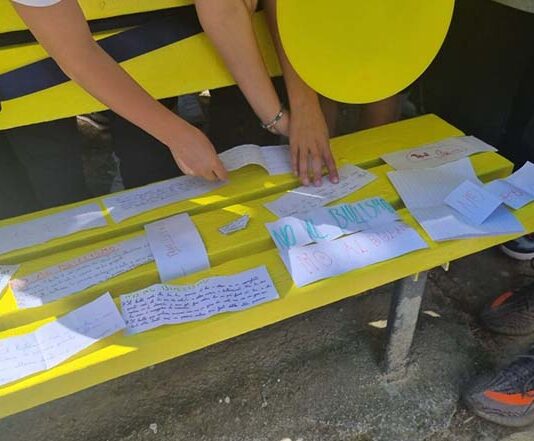 “Gina”, una panchina gialla per dire no al bullismo alla Scuola Primaria Piacentini