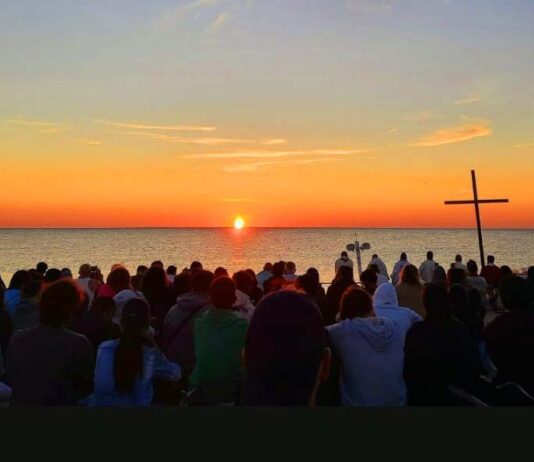 “Voglio svegliare l’aurora”, venerdì 14 agosto l’attesa dell’alba e l’Eucaristia celebrata sulla spiaggia